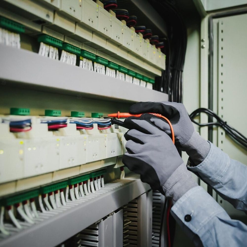 ingenieros-electricos-prueban-instalaciones-electricas-cableado-reles-proteccion_545582-1345-transformed